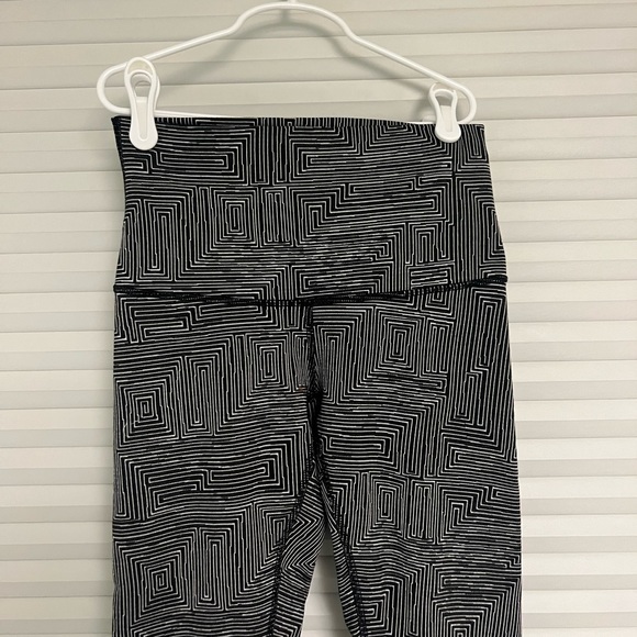 Lululemon black and white geometric pattern wonder under leggings. Size 4 - Picture 10 of 13